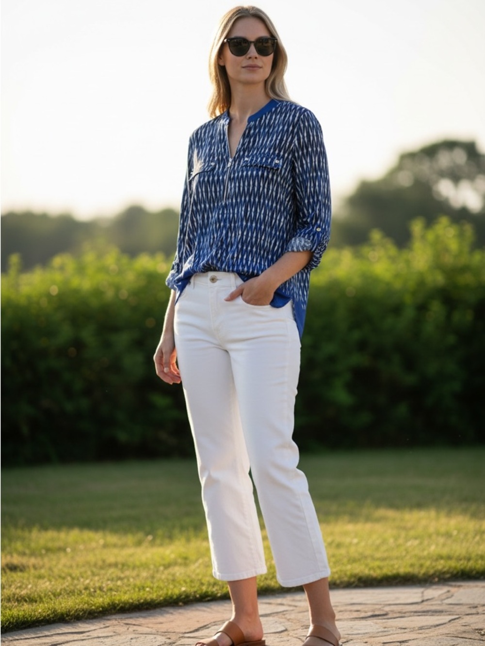 Nygard size large blue/white geometric pattern slinky feel top